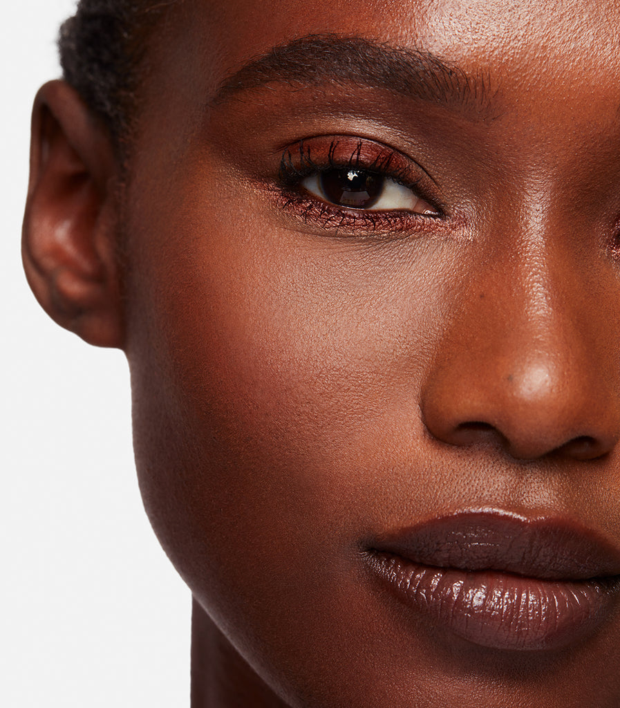 Essence wears Continuum Gel Eyeliner in Retrograde